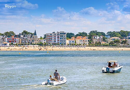 Playa de Royan con barcos y edificios costeros, Charente-Maritime.