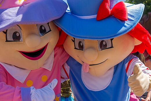 Mascotas coloridas animando actividades infantiles en el camping CAPFUN Atlantique Parc en Les Mathes / La Palmyre (17).