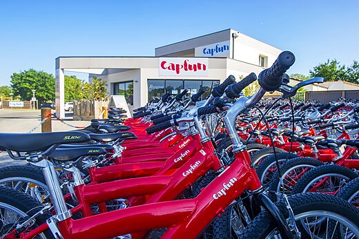 Bicicletas rojas Capfun en alquiler en CAPFUN Atlantique Parc (17).