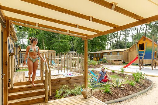 Terraza de Mobil-home y zona de juegos en el camping CAPFUN Atlantique Parc en Les Mathes / La Palmyre (17).