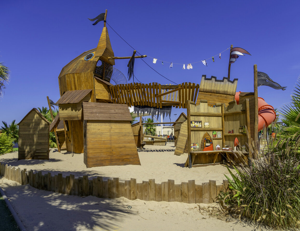 Gran parque infantil de madera con barco pirata y tobog�n en el camping CAPFUN Aube en Deltebre, Tarragona (43).