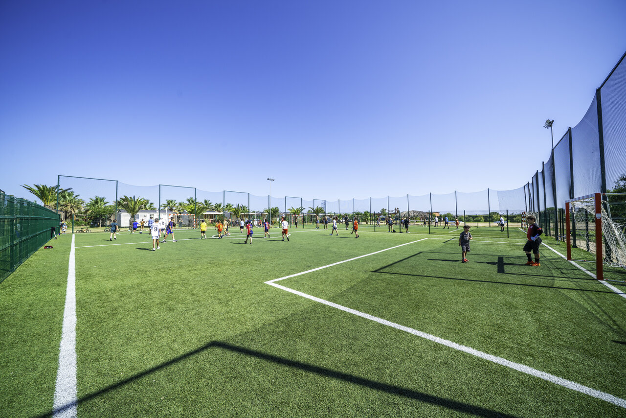 Partido de f�tbol en campo multideportivo sint�tico en el camping CAPFUN Aube en Deltebre, Tarragona.