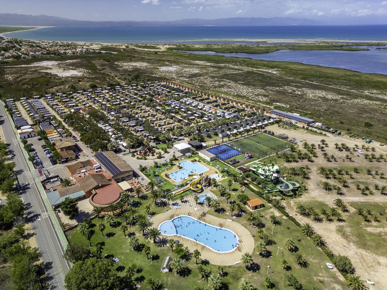 Camping CAPFUN Aube en Deltebre: vista a�rea, piscinas, toboganes, mobil-homes, deporte.