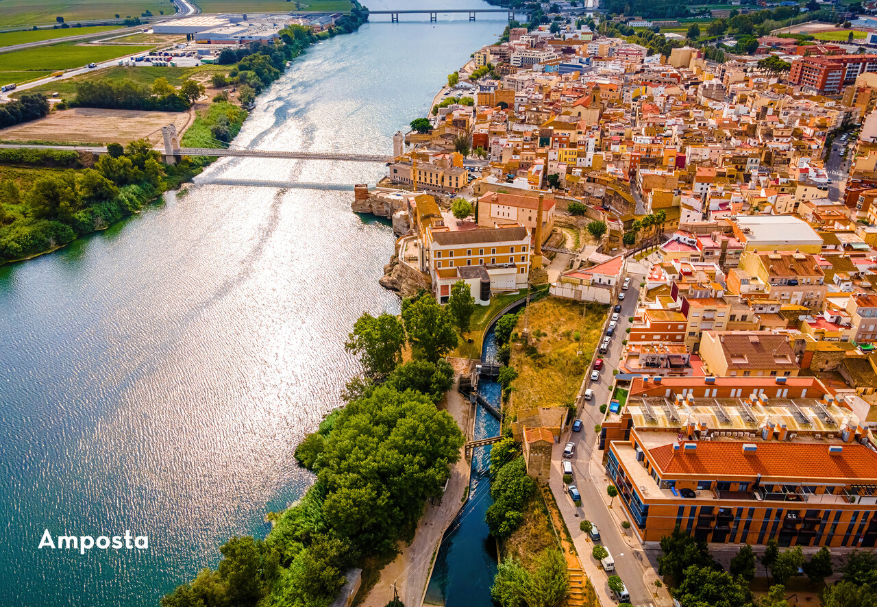 Vista a�rea de Amposta, ciudad costera con puente sobre el r�o Ebro, Tarragona.