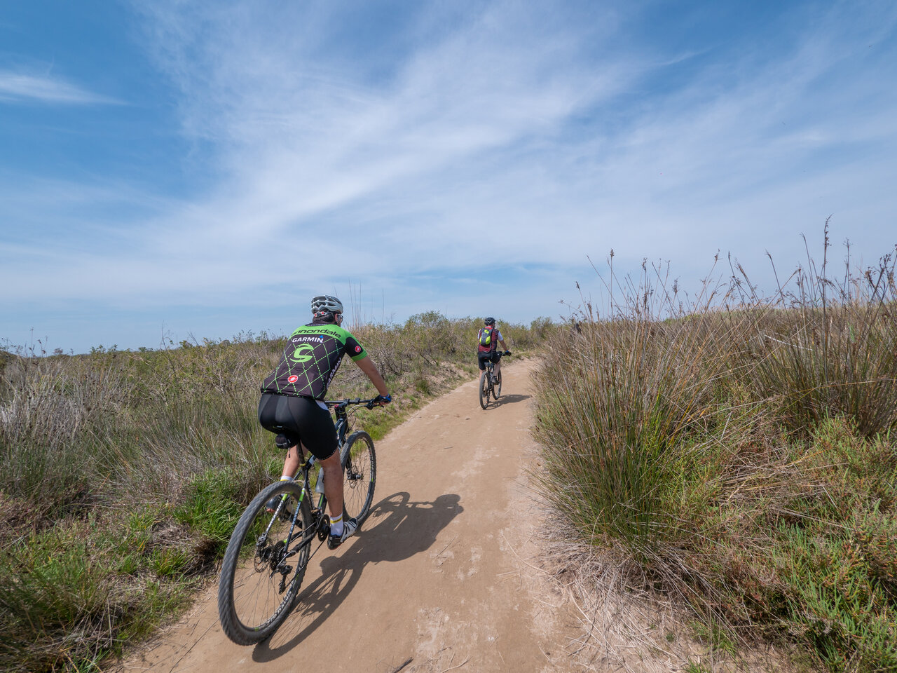 Ciclistas en sendero natural de monta�a en el camping CAPFUN Aube, Deltebre, Tarragona.