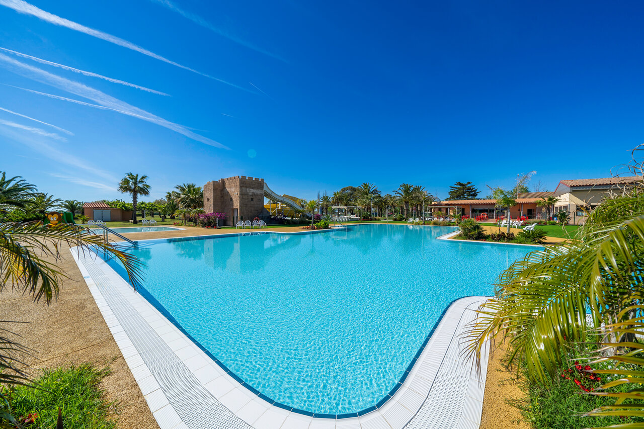 Piscina exterior, tobog�n acu�tico y castillo en CAPFUN Aube en Deltebre, Tarragona (43).