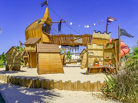 Gran parque infantil de madera con barco pirata y tobogán en el camping CAPFUN Aube en Deltebre, Tarragona (43).