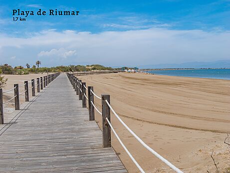 Larga playa de arena de Riumar con su pasarela de madera en Deltebre, Tarragona.