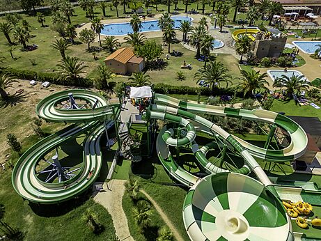 Toboganes acu�ticos, piscinas, vista a�rea en el camping CAPFUN Aube en Deltebre, Tarragona.