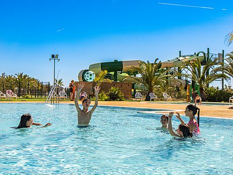Piscina exterior, ni�os jugando, toboganes, en el camping CAPFUN Aube en Deltebre, Tarragona.