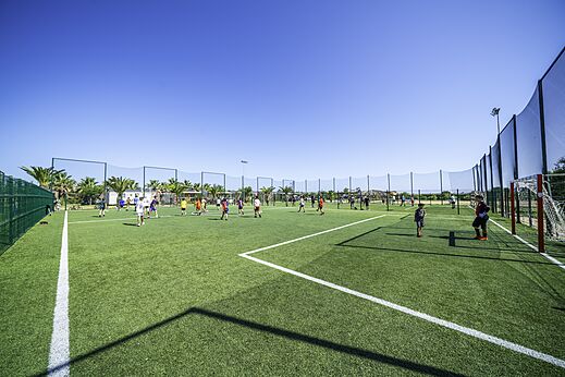 Campo de fútbol con niños en el camping CAPFUN Aube en Deltebre, Tarragona.