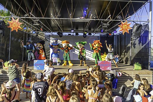 Espectáculo de animación con mascotas y niños en el camping CAPFUN Aube en Deltebre, Tarragona.