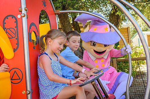 Niños y mascota en el parque infantil del camping CAPFUN Aube en Deltebre, Tarragona.