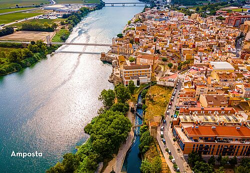 Vista aérea de la ciudad de Amposta y el río Ebro, Tarragona.