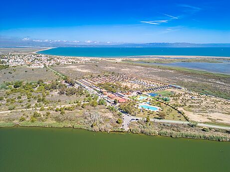 Vista a�rea del camping con piscinas y Mobil-homes en el camping CAPFUN Aube en Deltebre, Tarragona.