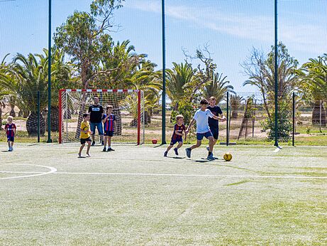 Fútbol en la cancha multideporte del camping CAPFUN Aube en Deltebre, Tarragona.