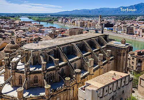 Vista aérea de la catedral de Tortosa y el río Ebro, Tarragona.