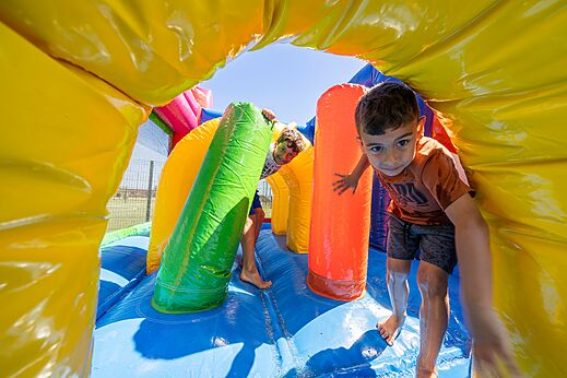 Juegos hinchables coloridos con niños, diversión en el camping CAPFUN Aube en Deltebre, Tarragona.