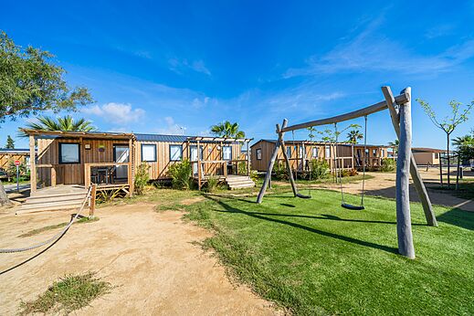 Mobil-homes de madera con columpios en el camping CAPFUN Aube en Deltebre, Tarragona.