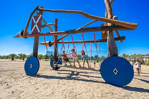 Juegos de madera para niños en el camping CAPFUN Aube en Deltebre, Tarragona.