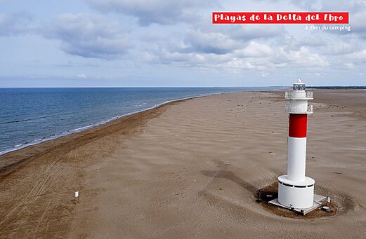 Faro y playa del Delta del Ebro, un lugar para visitar cerca del camping.