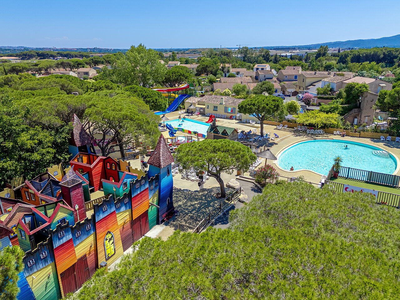 Parque acu�tico y castillo de juegos en el camping CAPFUN Aubr�des en Puget sur Argens (83).