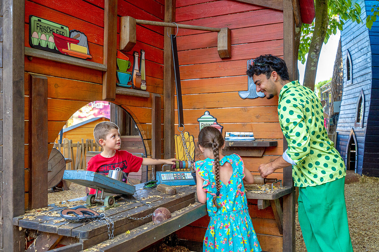 Zona de juegos de madera con ni�os y animador en el camping CAPFUN Aubr�des en Puget sur Argens (83).