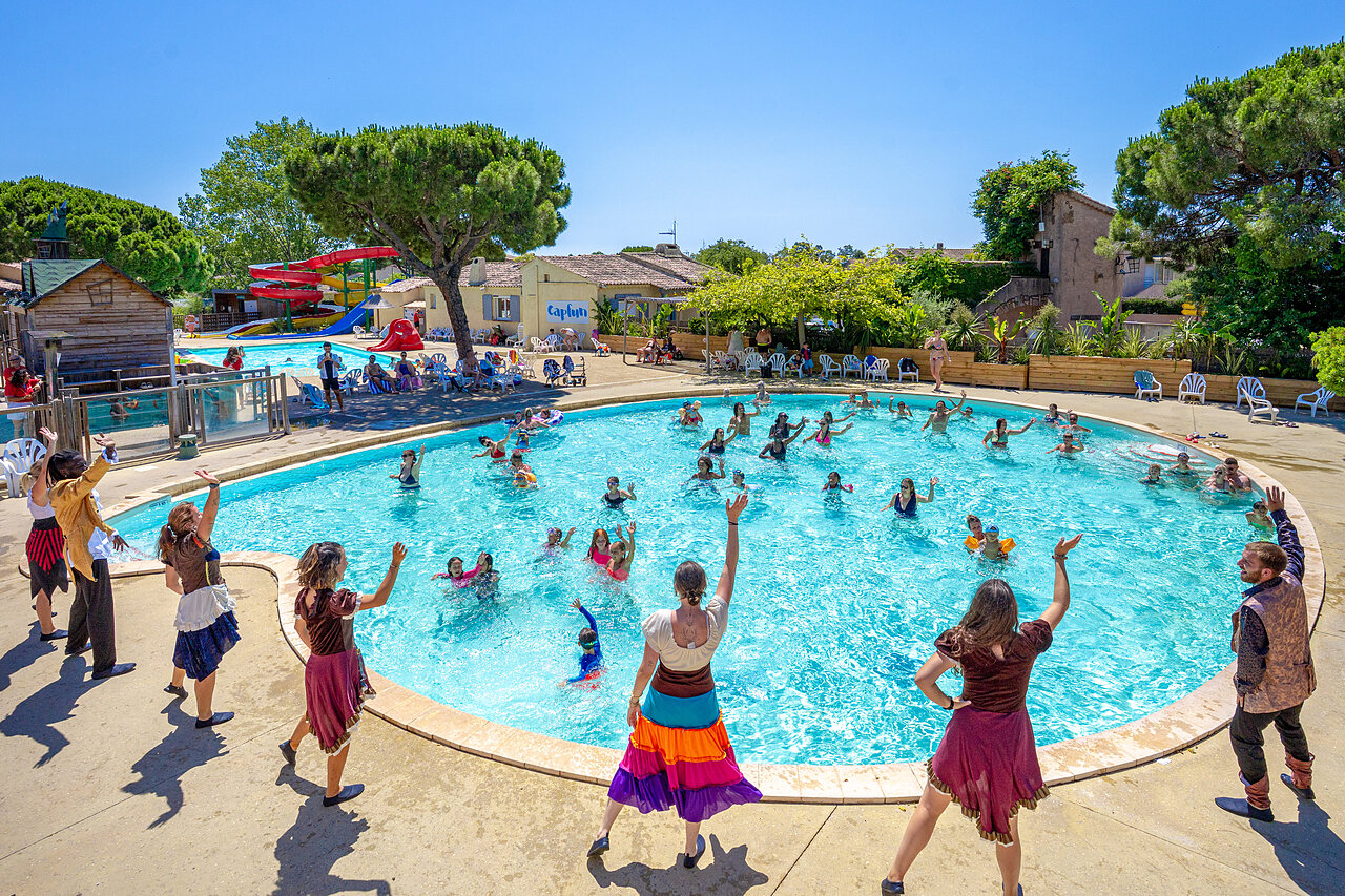 Animaci�n acu�tica y piscina con toboganes en el camping CAPFUN Aubr�des en Puget sur Argens (83).