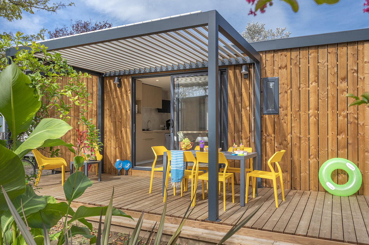 Terraza amueblada de una casa m�vil en el camping CAPFUN Aubr�des en Puget sur Argens (83).