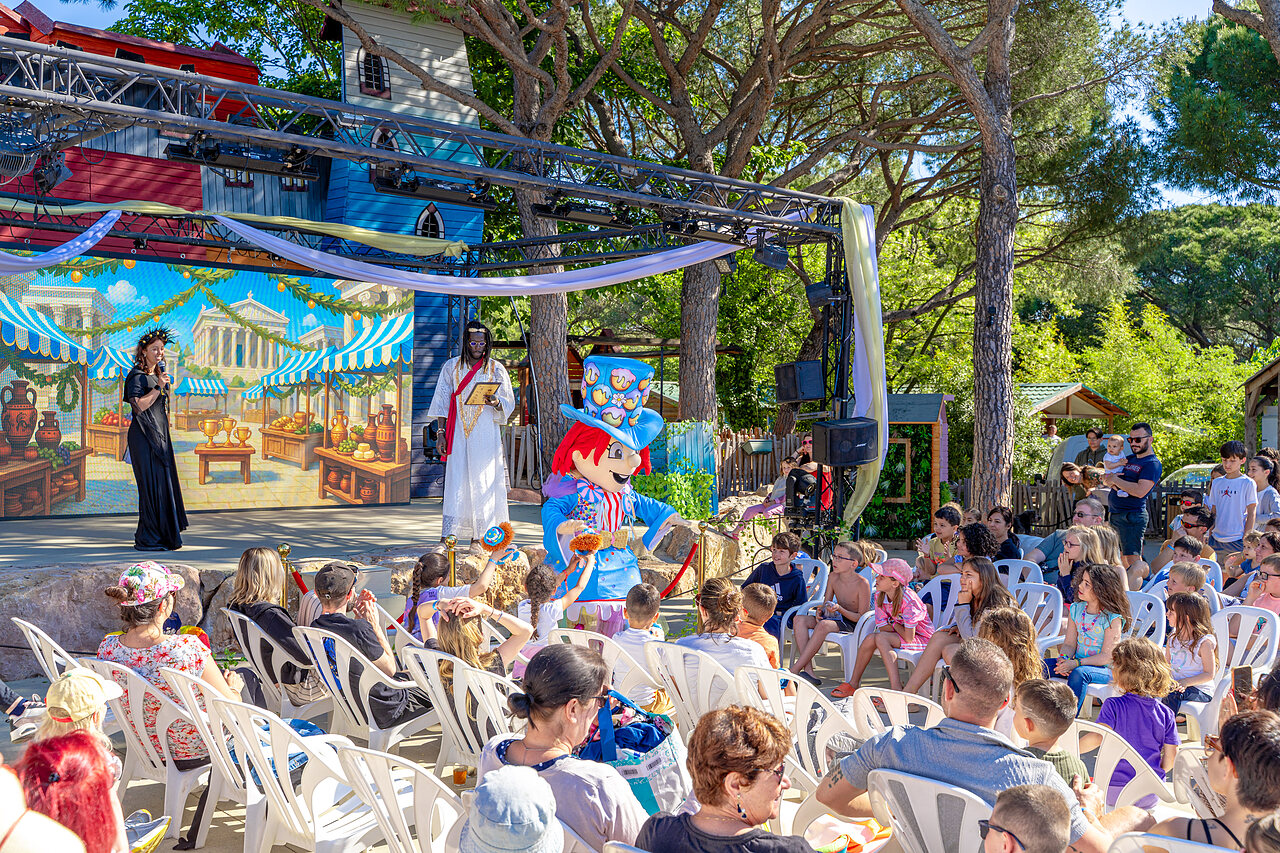 Espect�culo de animaci�n con mascota y p�blico familiar en el camping CAPFUN Aubr�des en Puget sur Argens (83).