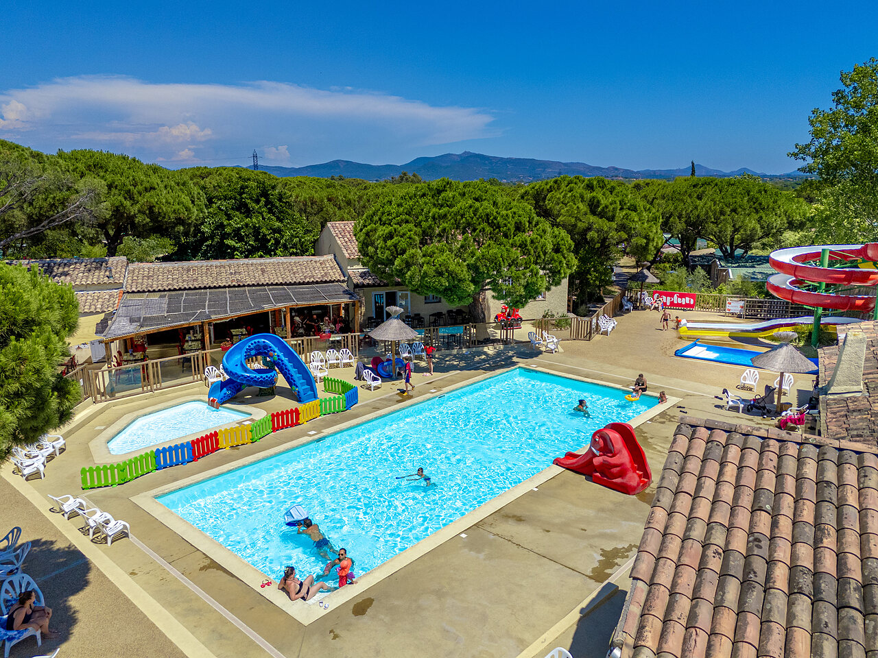 Piscina exterior con toboganes acu�ticos y piscina infantil en el camping CAPFUN Aubr�des en Puget sur Argens (83).
