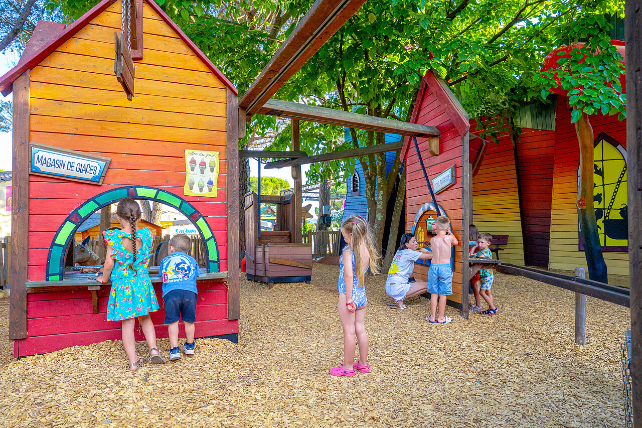 Ni�os en el �rea de juegos tem�tica del camping CAPFUN Aubr�des, Puget sur Argens.
