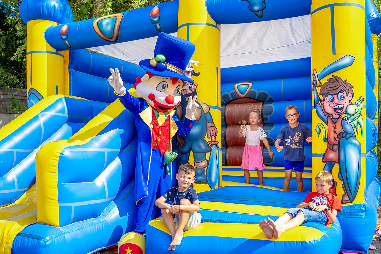 Ni�os y mascota en castillo hinchable en el camping CAPFUN Aubr�des en Puget sur Argens (83).