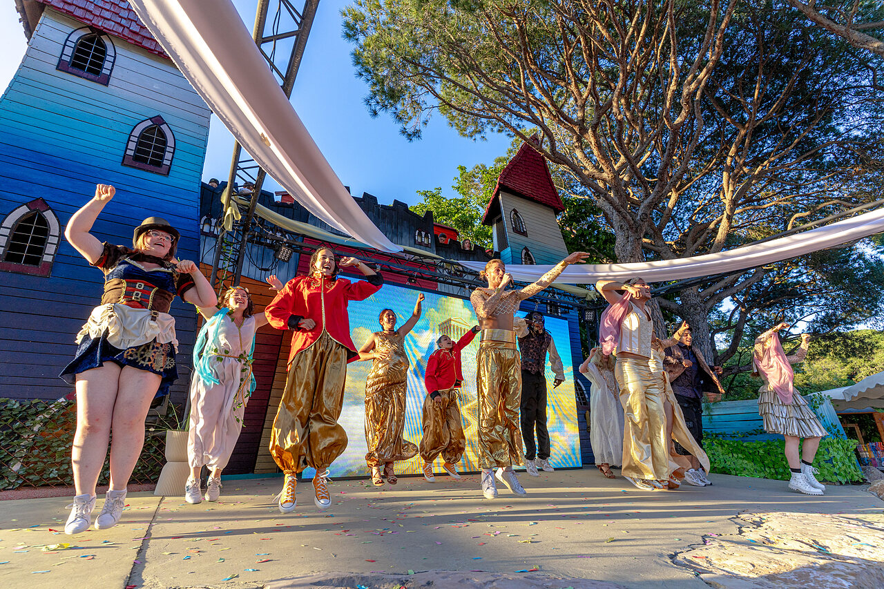 Animaci�n con bailarines disfrazados en CAPFUN Aubr�des, Puget sur Argens (83).