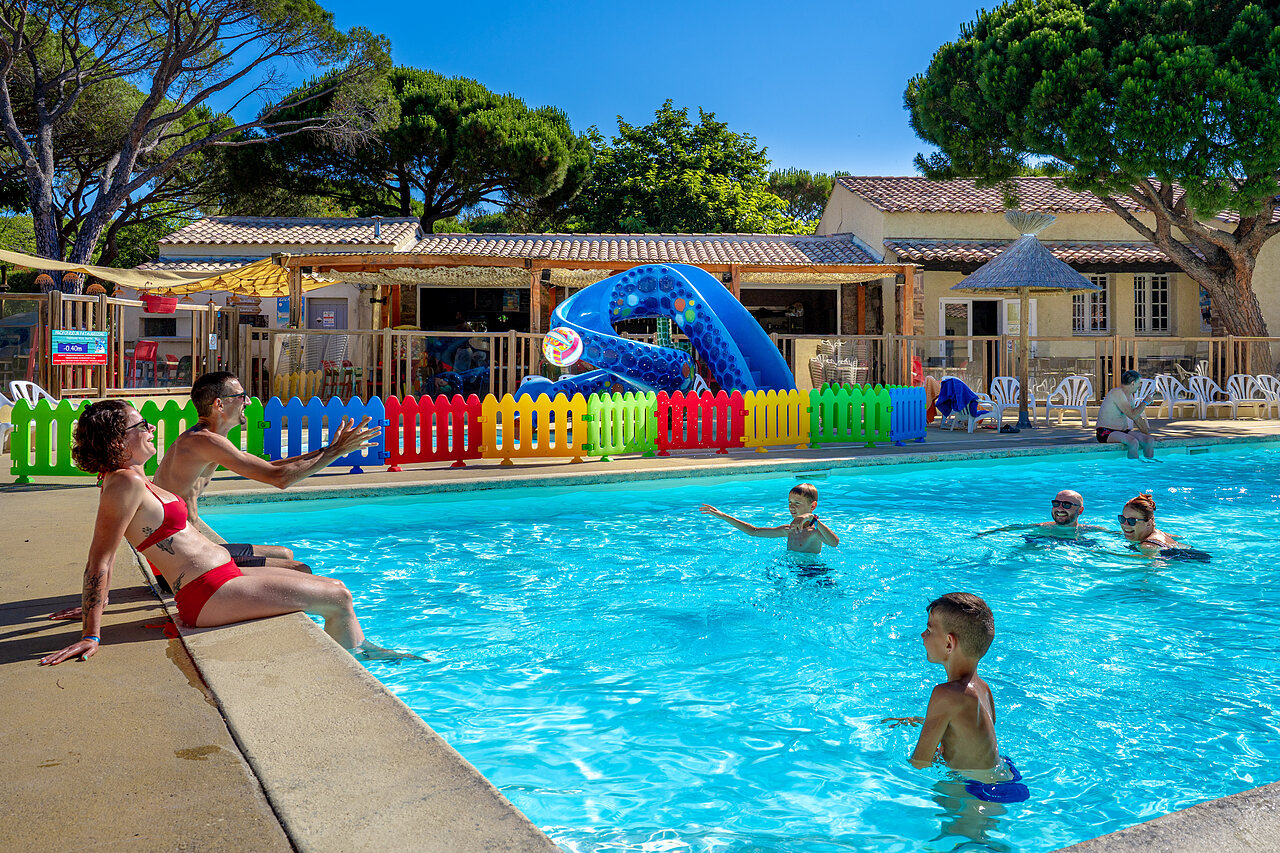 Piscina exterior, tobog�n y familias en CAPFUN Aubr�des, Puget sur Argens (83).