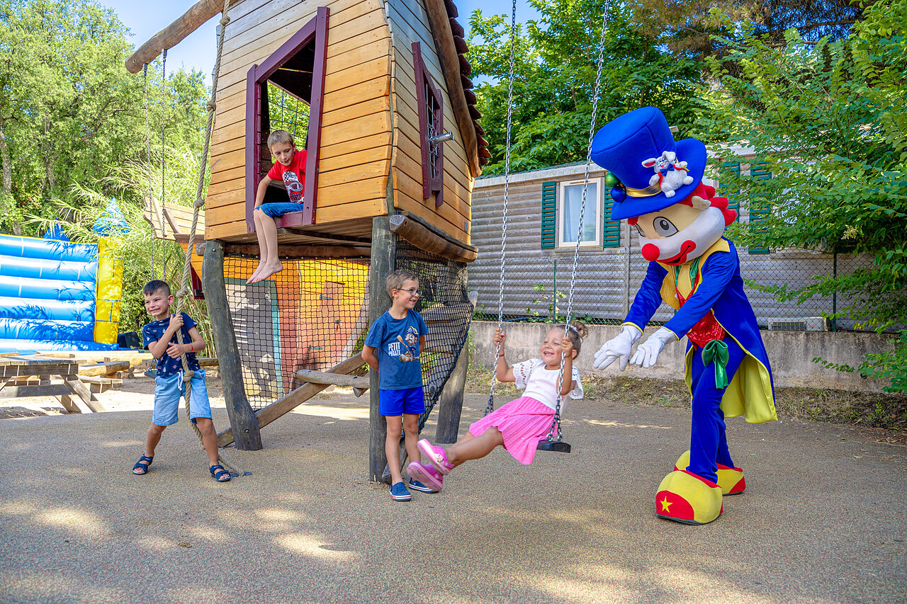 Mascota y ni�os en el parque infantil del camping CAPFUN Aubr�des en Puget sur Argens (83).