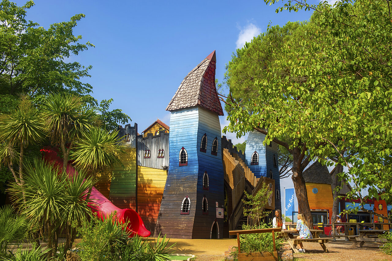 Zona de juegos castillo colorido con tobog�n en el camping CAPFUN Aubr�des en Puget sur Argens (83).