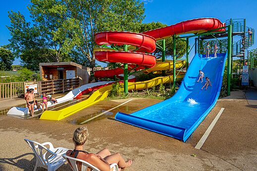 Toboganes acu�ticos gigantes y ni�os en el camping CAPFUN Aubr�des (83).