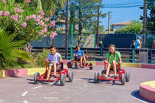 Niños en karts a pedales en la pista del camping CAPFUN Aubrèdes (83).