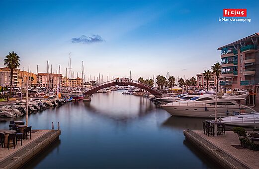Puerto deportivo de Fr�jus con barcos, puente y edificios coloridos, Provenza-Alpes-Costa Azul.