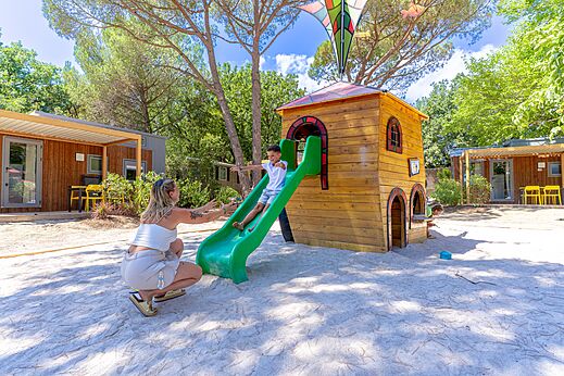 Zona de juegos tobogán casita niños en el camping CAPFUN Aubrèdes en Puget sur Argens (83).