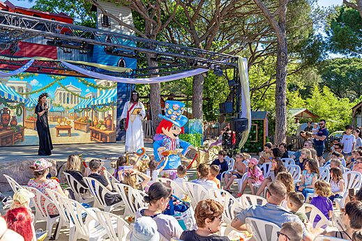Espectáculo de animación familiar en el camping CAPFUN Aubrèdes en Puget sur Argens.