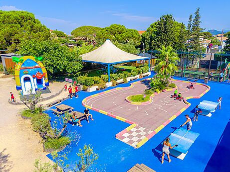 Zona de juegos: castillo hinchable, karts, ping-pong en CAPFUN Aubrèdes en Puget (83).
