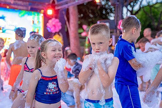 Niños disfrutando de fiesta de espuma en el camping CAPFUN Aubrèdes en Puget sur Argens.