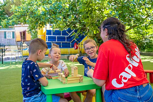 Niños jugando juego de construcción con animador en camping CAPFUN Aubrèdes en Puget sur Argens (83).