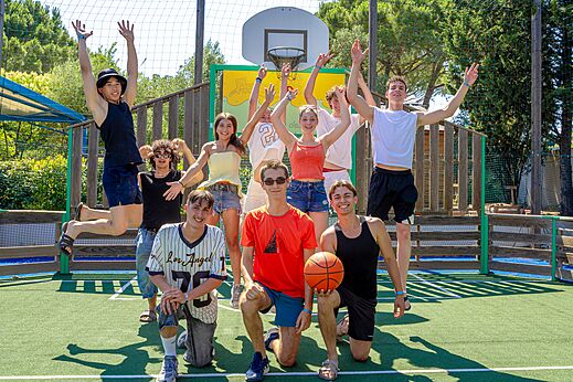 Jóvenes jugando baloncesto en la cancha multideporte del camping CAPFUN Aubrèdes en Puget sur Argens (83).