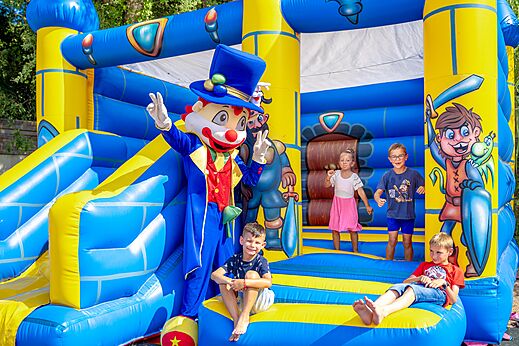 Estructura hinchable, niños y mascota en el camping CAPFUN Aubrèdes en Puget sur Argens (83).