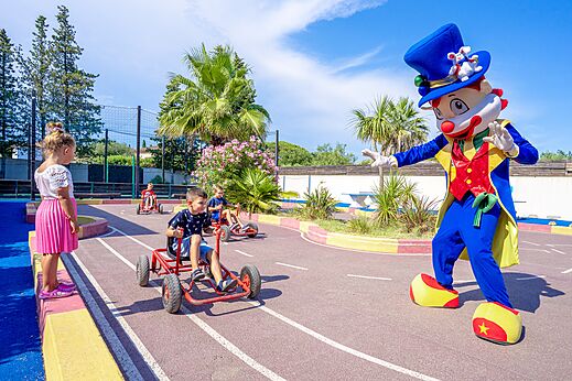 Niños en karts a pedales con mascota en el camping CAPFUN Aubrèdes (83).