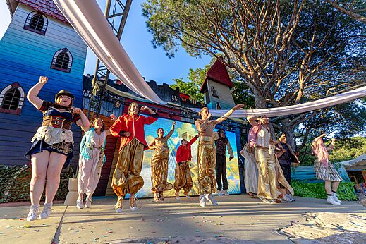 Espectáculo de animación con artistas disfrazados en el escenario del camping CAPFUN Aubrèdes en Puget sur Argens (83).