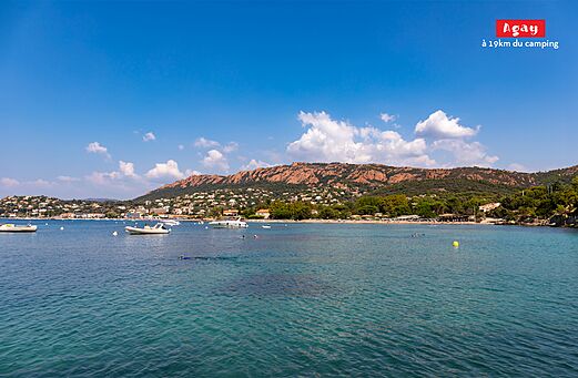 Playa y bah�a de Agay, lugar tur�stico para visitar cerca del camping.